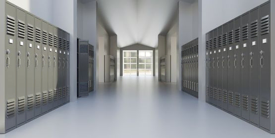 vista del pasillo de un instituto con taquillas a los lados